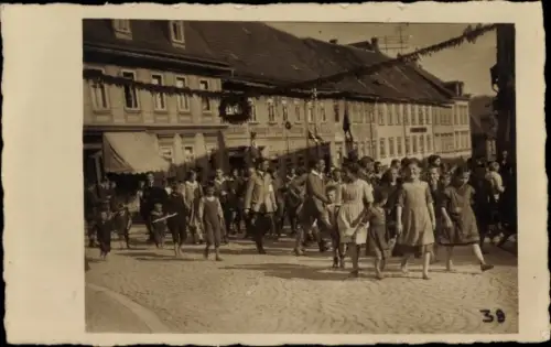 Foto Ak Festzug in einer gepflasterten Straße