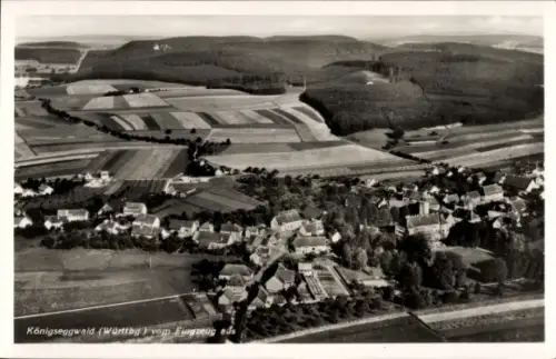 Ak Königseggwald in Württemberg, Luftaufnahme von  Felder, Wälder, Dorfansicht