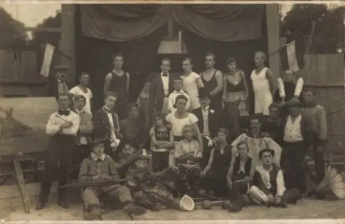 Foto Ak Ried im Innkreis Oberösterreich, Zirkus, Menschen-Gruppenfoto