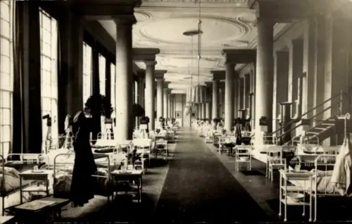 Foto Ak Potsdam, Park Sanssouci, Lazarett in der Orangerie, Krankenbetten, I. WK
