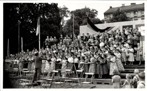 Foto Ak Potsdam, Chor auf einer Tribüne, Pfingsten 1957, Flaggen