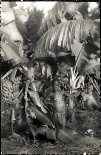 Ak Douala Duala Kamerun, einheimisches Kind unter Bananenpflanze stehend