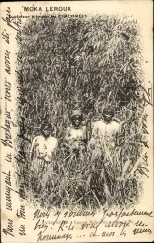 Ak Madagaskar Madagascar, Frauen stehen vor einer Bananenstaude