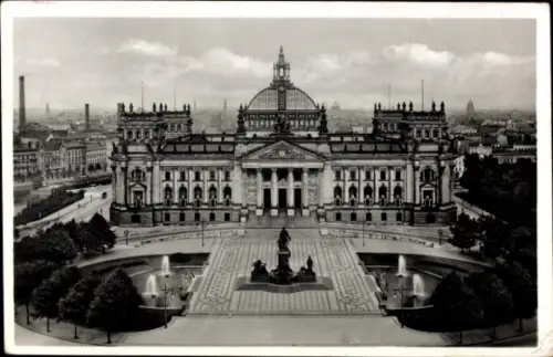 Ak Berlin Mitte, Reichstagsgebäude,  Statue im Vordergrund, Parklandschaft