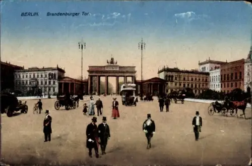Ak Berlin Mitte, Brandenburger Tor, Menschen, Pferdekutschen,  Szenerie