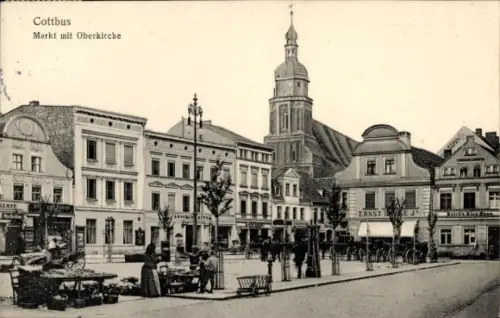 Ak Cottbus in der Niederlausitz,  Markt mit Oberkirche, Menschen, Stände, Pferdewagen
