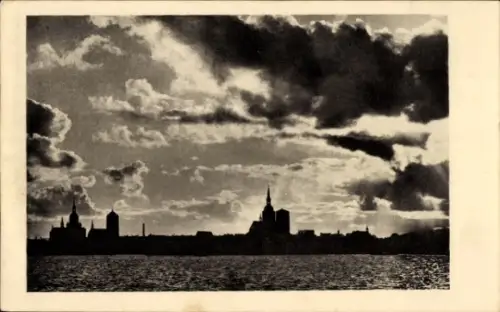 Ak Stralsund in Mecklenburg Vorpommern, Wasserpartie, Blick auf die Stadt am Abend