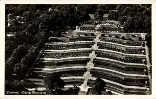 Ak Potsdam Sanssouci, Luftaufnahme von Schloss Sanssouci, Gartenanlagen, Potsdam