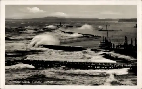 Ak Sassnitz auf der Insel Rüge, Blick auf das Meer bei Sturm, Bootsanleger
