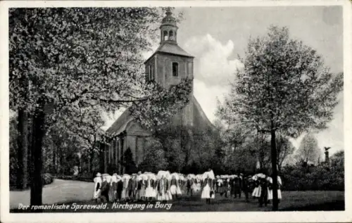 Ak Burg im Spreewald, Kirchgang, Menschenmenge, Bäume, Kirche, Spreewald