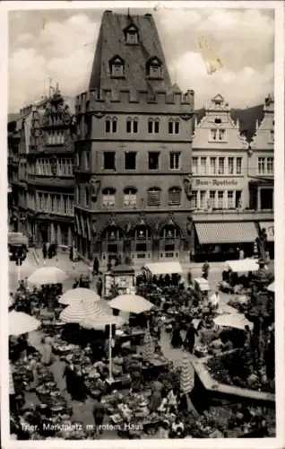 Ak Trier an der Mosel, Marktplatz, rotes Haus, Dom-Apotheke, Marktstände, Menschen