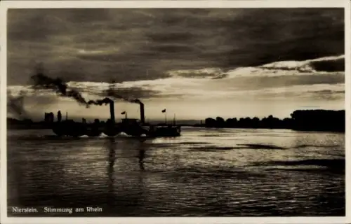 Ak Nierstein am Rhein, Dampfschiff auf dem Rhein, Rauch, Wasseroberfläche, Wolken
