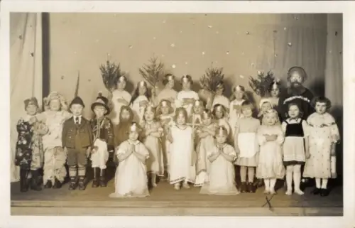 Foto Ak Sendling München, Weihnachtsspiel, Kinder-Gruppenfoto