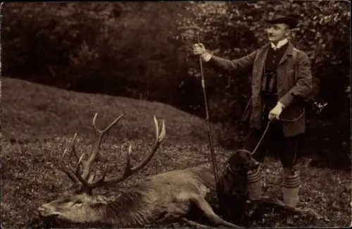 Foto Ak Mann mit erlegtem Hirsch, Jagd