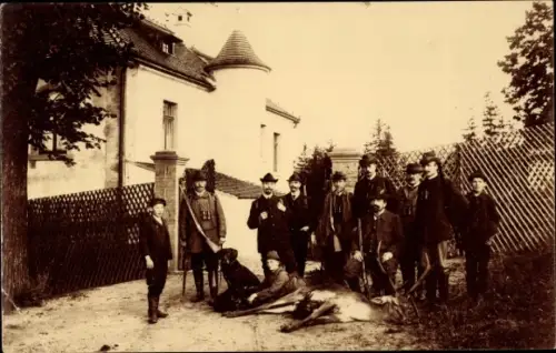 Foto Ak Jäger und erlegter Hirsch, Jagdbeute, Jagd