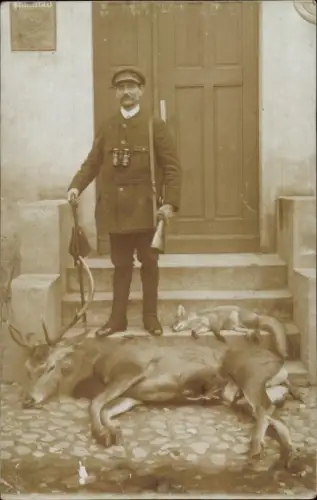 Foto Ak Jäger mit Jagdbeute, Erlegter Hirsch, Fernglas