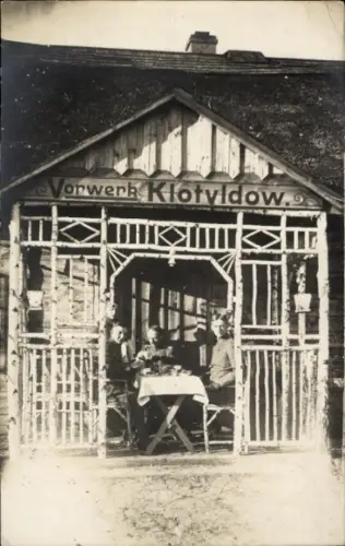 Foto Ak Klotyldów Polen, Vorwerk, Soldaten in Uniform in einer Gartenlaube