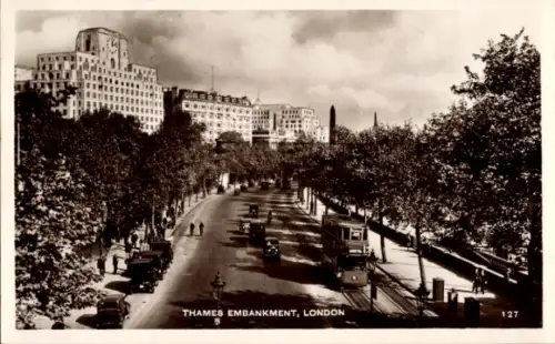 Ak Westminster London City, Thames Embankment, Straßenansicht, Fahrzeuge, Bäume, Schwarz-Weiß-Fot