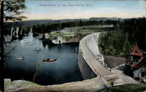 Ak Leśna Marklissa Schlesien, Wasserstand an der Sperrmauer 29 m, Stausee, Boote, Waldlandschaft