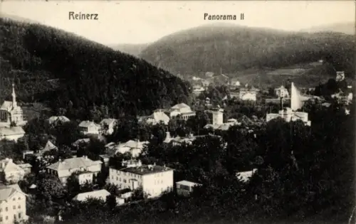 Ak Duszniki Zdrój Bad Reinerz Schlesien, Panoramablick auf  Berge im Hintergrund, Häuseransicht