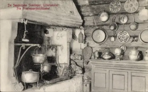 Ak Lillehammer Norwegen, De Sandvigske Samlinger, Fra Prestegaardskjökkenet, Feuerstelle, Küche