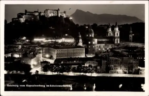Ak Salzburg in Österreich, Blick vom Kapuzinerberg, Stadt im Scheinwerferlicht