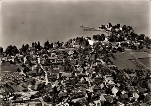 Ak Wasserburg am Bodensee Schwaben, Luftaufnahme eines Ortes am Wasser, viele Häuser, Bäume, Ufer