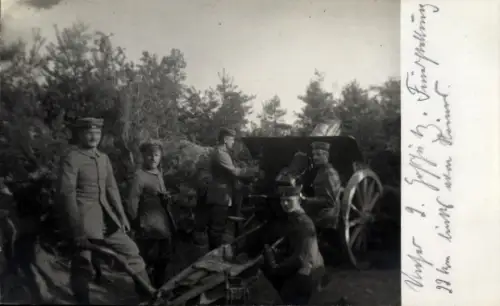 Foto Ak deutsche Soldaten in Uniform, 2. Geschütz, Feuerstellung 22 km vor Reims, 1. WK