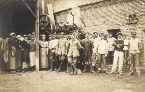 Foto Ak deutsche Soldaten in Uniform und Arbeiter, Gruppenbild, Dampfmaschine
