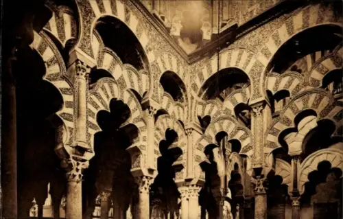 Ak Córdoba Andalusien Spanien, Mezquita,  Innenansicht, Bögen, Säulen