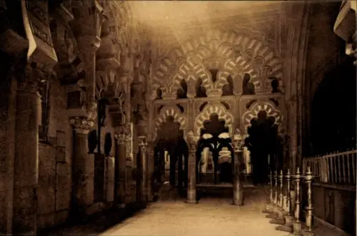 Ak Córdoba Andalusien Spanien, Innenansicht der Mezquita, Säulen, Bögen,  Architektur