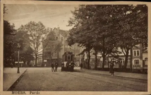 Ak Moers am Niederrhein, Schienenbahn, Straßenansicht, Bäume, Personen,  