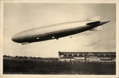 Ak Friedrichshafen am Bodensee, Zeppelin über der Luftschiffhalle
