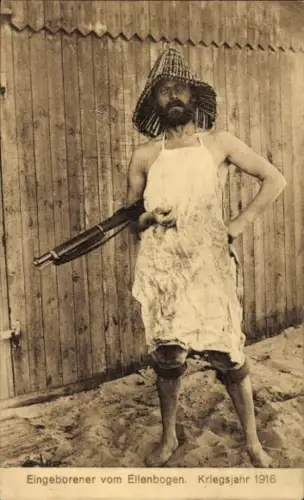 Ak Eingeborener vom Ellenbogen, Kriegsjahr 1916, Mann mit Gewehr, Schürze, I. WK