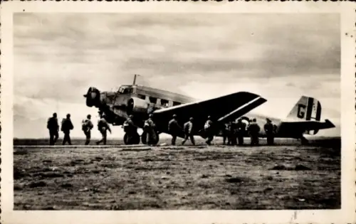 Foto Ak Französisches? Militärflugzeug, Soldaten