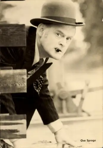 Ak Schauspieler Ove Sproge, Zigarre, Melonenhut, Olsenbande