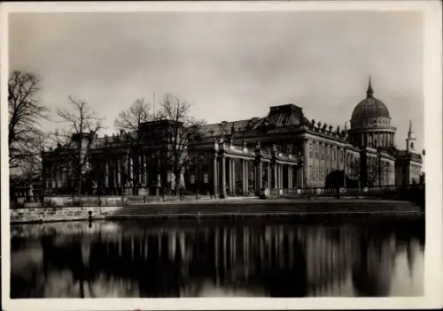 Ak Potsdam, Stadtschloss von der Langen Brücke aus, Kuppel der Nikolaikirche