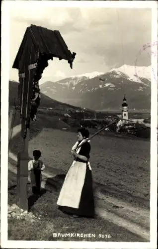 Ak Baumkirchen in Tirol, Frau mit Besen, Junge, Kirche, Berge, Baum, 