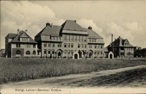 Ak Cottbus in der Niederlausitz, Königl. Lehrer-Seminar,  Gebäude, Wiese, Straße