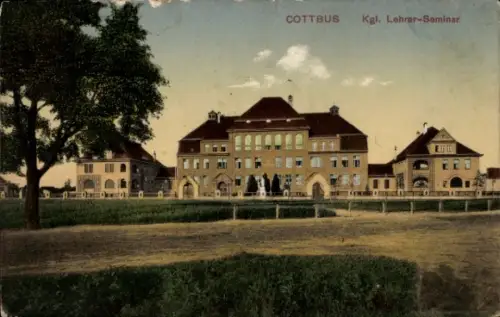 Ak Cottbus in der Niederlausitz,  Kgl. Lohrer-Seminar, Gebäude, Wiese, Himmel