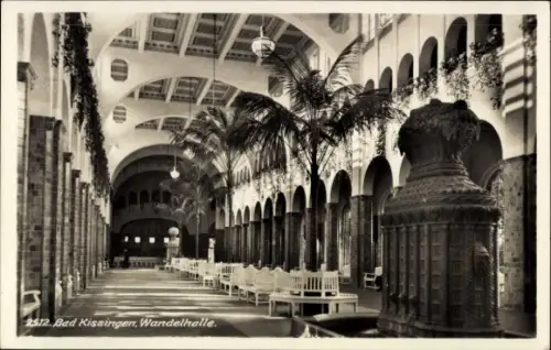 Ak Bad Kissingen Unterfranken Bayern, Wandelhalle, Innenansicht, Säulen, Pflanzen, Bänke