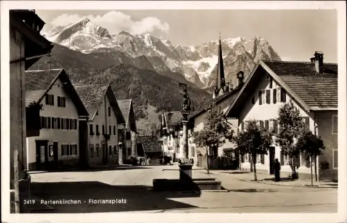 Ak Partenkirchen in Oberbayern,  Floriansplatz, Berge im Hintergrund, alte Häuser