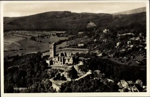 Ak Königstein im Taunus, Luftaufnahme der Ruine Königstein, Waldlandschaft, Schwarz-Weiß-Foto