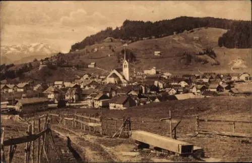 Ak Oberstaufen im Allgäu, Berglandschaft, Kirche, Häuser, Alpen im Hintergrund
