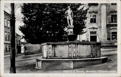 Ak Ybbs an der Donau in Niederösterreich, Brunnen, Statue, Bäume, Gebäude,  Wachau