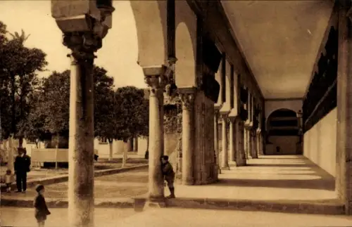 Ak Córdoba Andalusien Spanien, Säulen, Bäume, Menschen, Innenhof,  Mezquita, Claustro