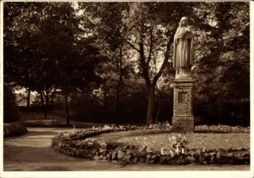 Ak Holland Michigan USA, Statue der heiligen Theresia, Gartenpartie, Blumenbeet