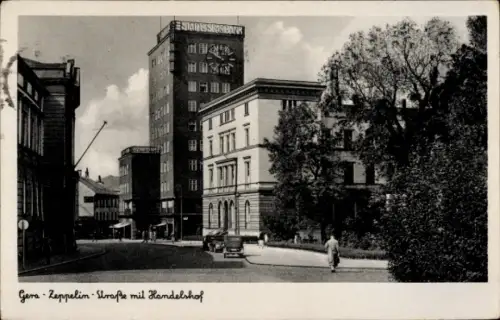 Ak Gera in Thüringen,  Zeppelin Straße, Handelshof, Uhrturm, Bäume, Straße, Personen