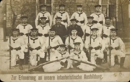 Foto Ak Wilhelmshaven an der Nordsee, Marinesoldaten in Uniformen, Infanteristische Ausbildung