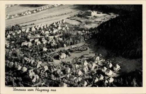 Ak Ilmenau in Thüringen, Luftaufnahme von  Häuser, Bäume, Landschaft
